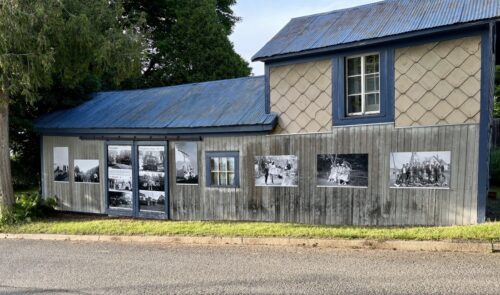 Une exposition de photographies anciennes à ciel ouvert