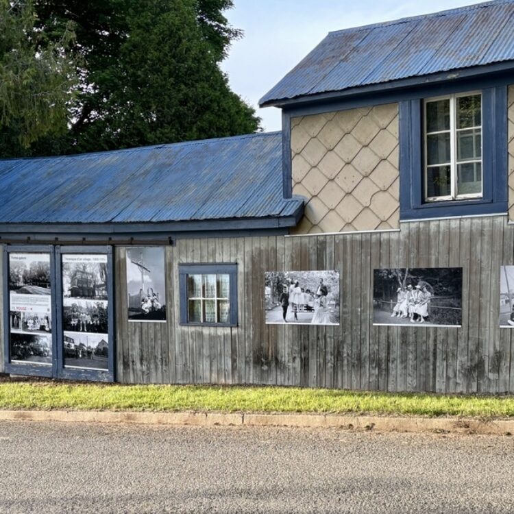 Une exposition de photographies anciennes à ciel ouvert